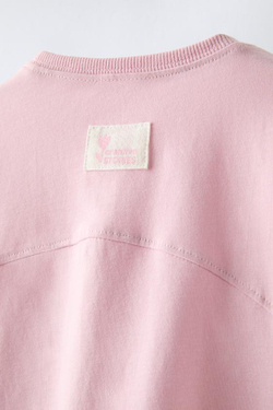 ZARA ОДНОТОННАЯ ФУТБОЛКА С НАШИВКОЙ, РОЗОВЫЙ