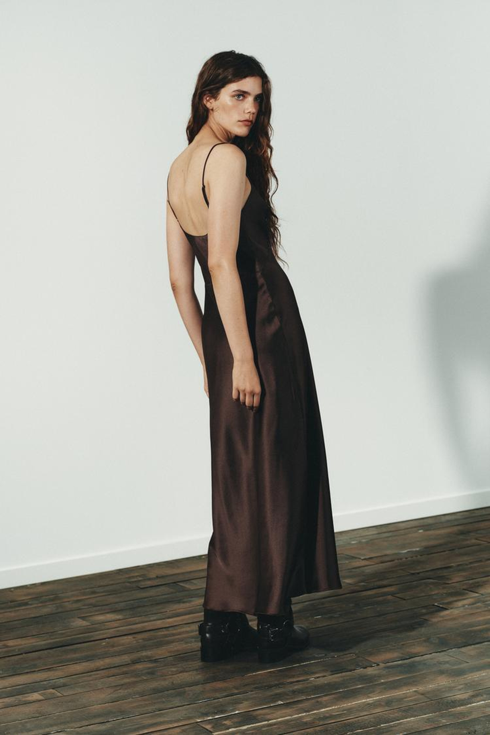 ZARA АТЛАСНОЕ ПЛАТЬЕ МИДИ СО СБОРКАМИ, ТЕМНО-КОРИЧНЕВЫЙ