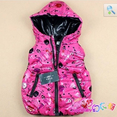 Жилет стеганый с капюшоном в надписях и рисунках