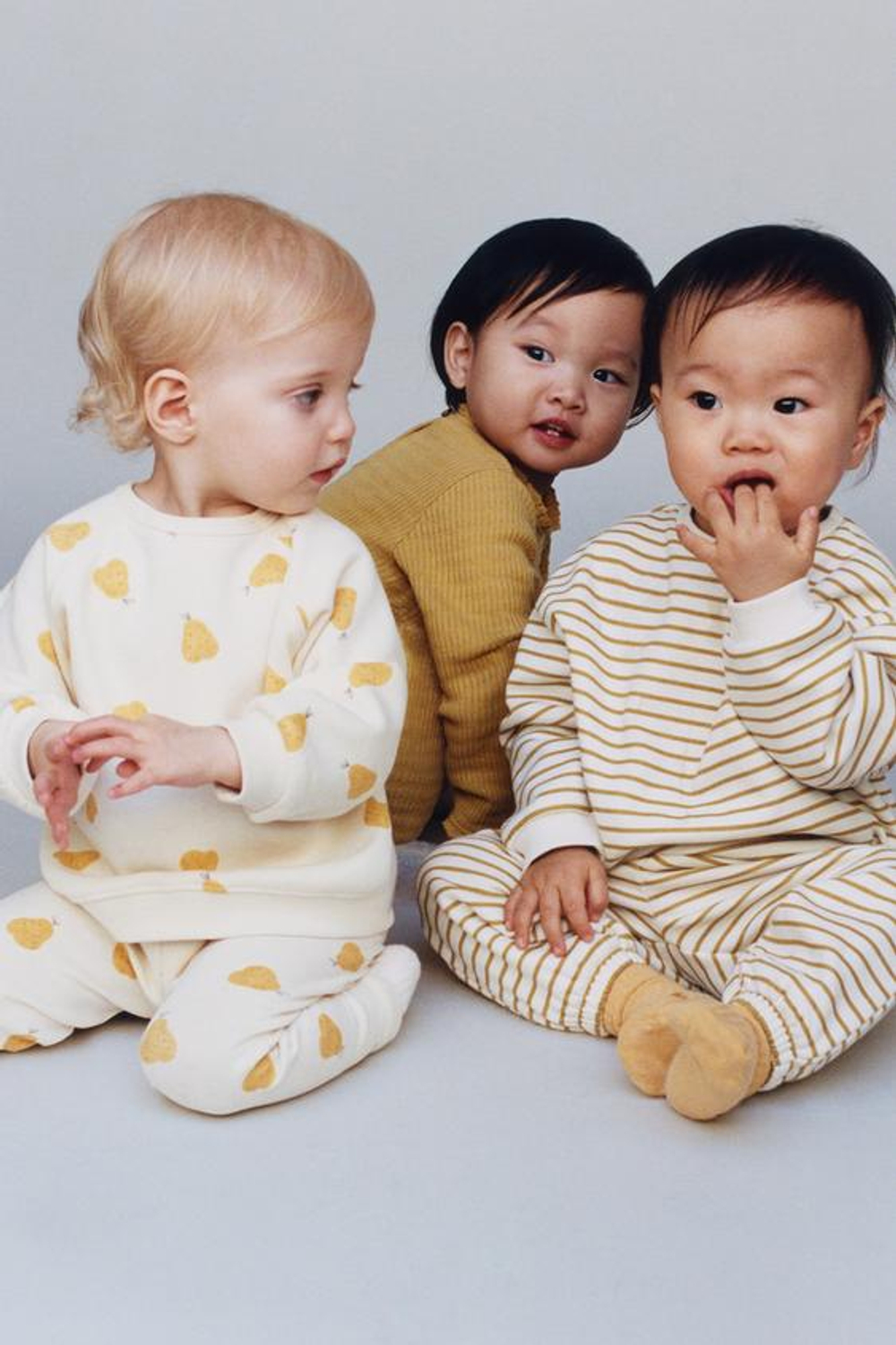 ZARA КОМПЛЕКТ ИЗ ТОЛСТОВКИ И БРЮК-ДЖОГГЕРОВ В ПОЛОСКУ, ОХРА