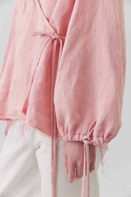 Блузка на запах из розового льна