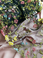 Кружево черного цвета с вышивкой в виде разноцветных цветов