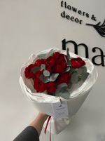 Букет из красных ранункулюсов и эвкалипта