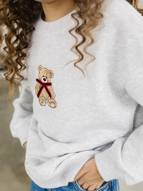 Детский свитшот оптом серый арт 6492 с вышивкой медвежонка — крупный план, производство опт