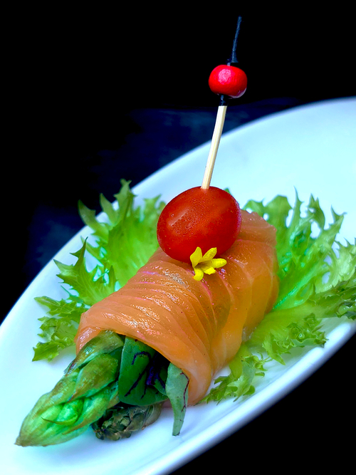 Виток с семгой, паровой спаржей, рукколой и Крем Чизом