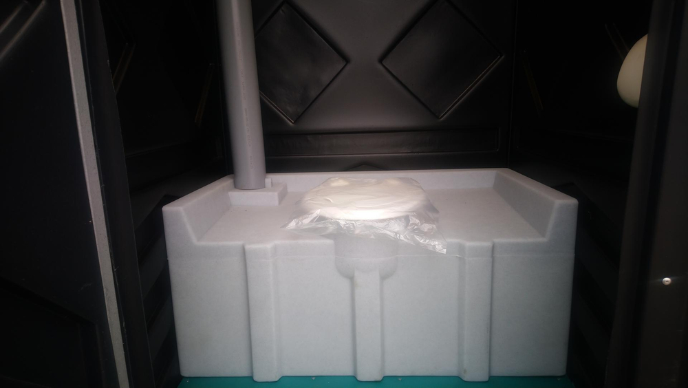 Туалетная Кабина  "Рецикл" в сборе Экомарка  деревянный поддон T-14 (1060x1060x2200см;65кг;черный) - арт.561495