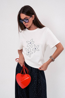 Футболка с вышивкой на груди