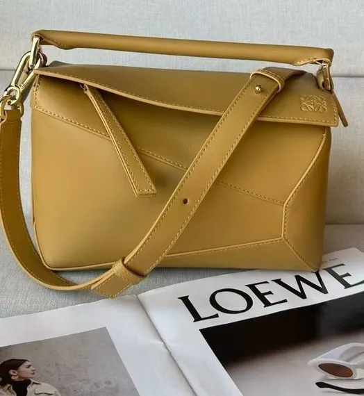 Сумка Loewe Puzzle Edge bag in classic calfskin