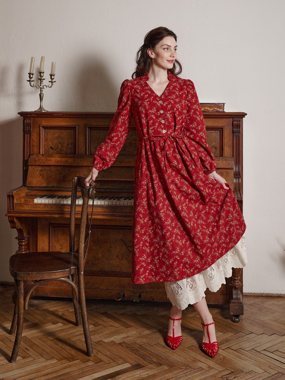 Платье с воротником стойкой