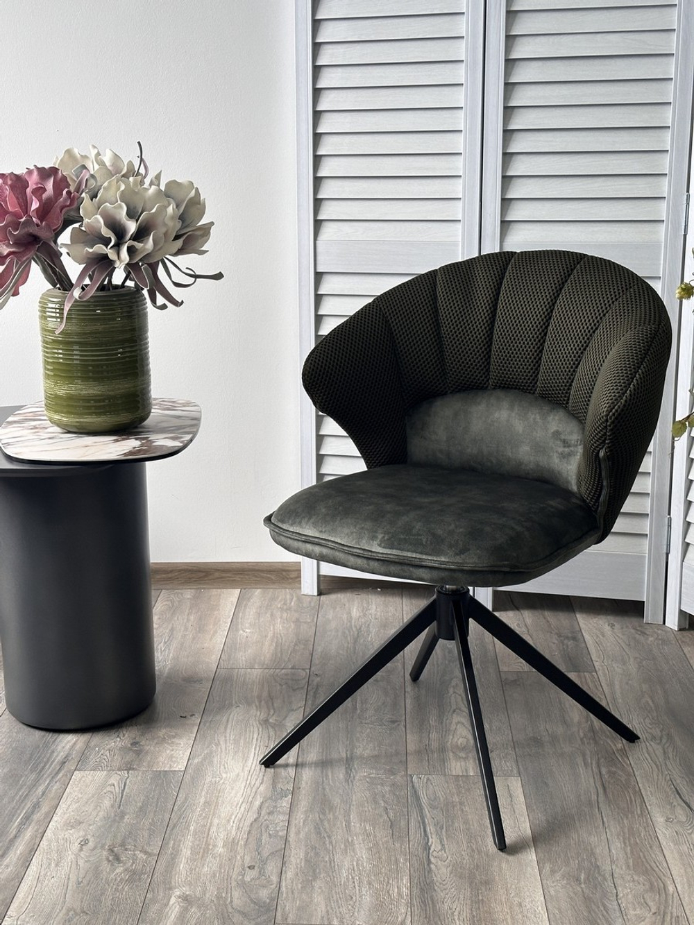 Стул М-City DISAUR Астра (Astra) поворотный на поворотный на 360 градусов, Зеленый Sonic 77 ткань, 7525-156 Велюр, Черный каркас