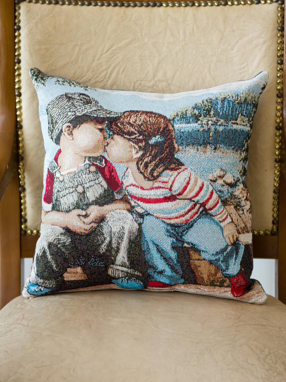 Декоративный гобеленовый чехол для интерьерной подушки Первый поцелуй 38*38