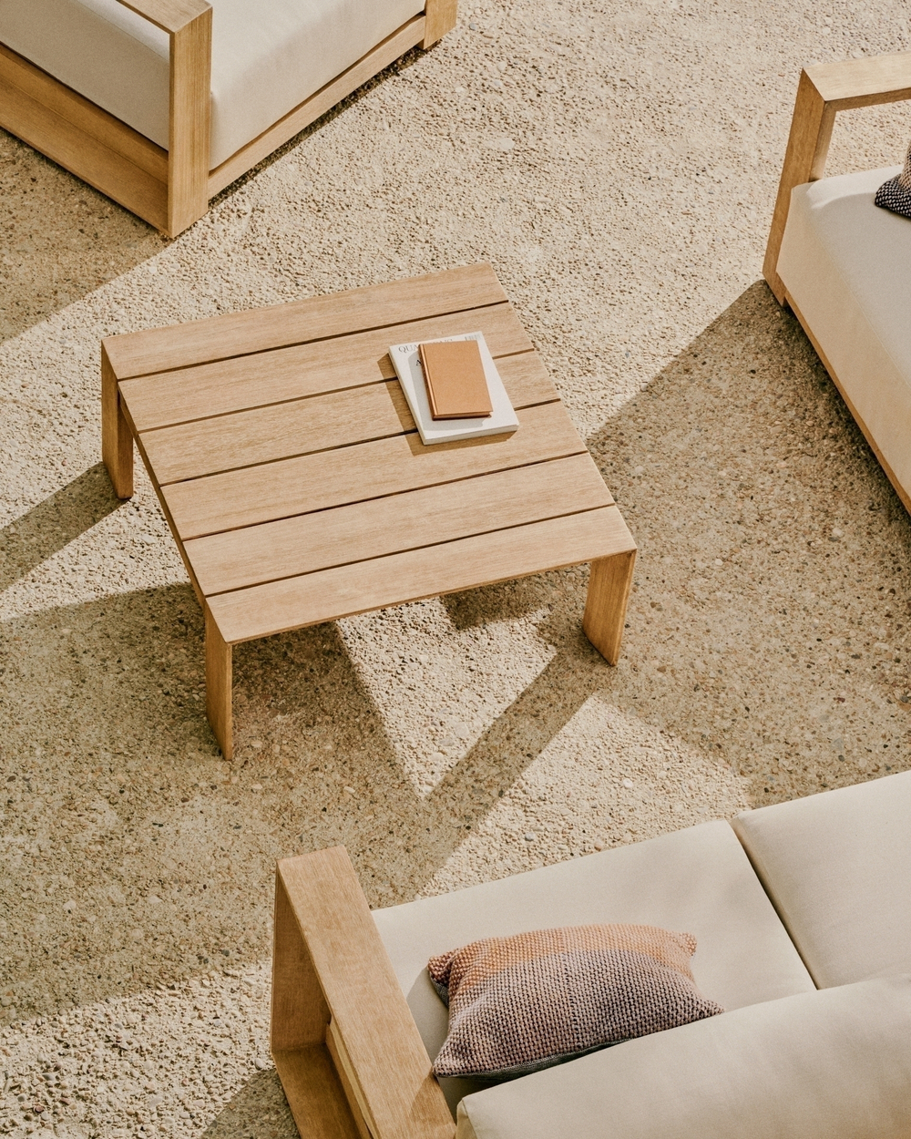 Журнальный столик Ambra из массива акации со светлой отделкой 82,5 x 82,5