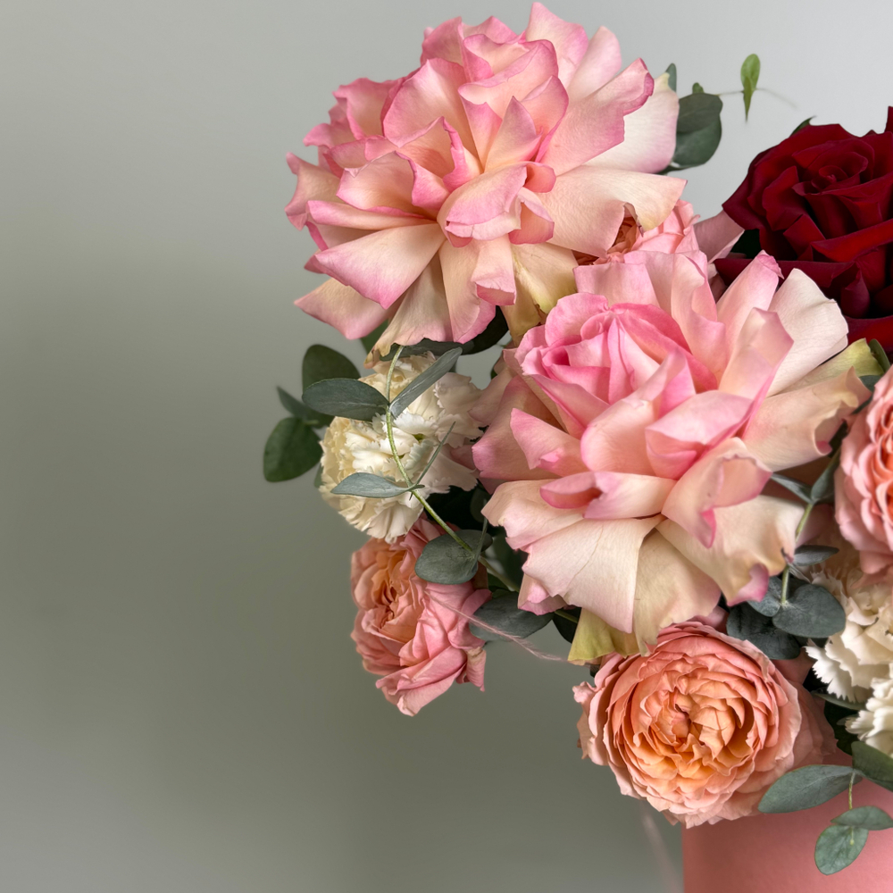 Композиция в шляпной коробке "Симфония" (французкая роза ,пионовидная роза)