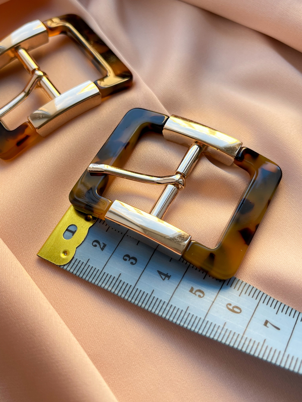 Пряжка роговая золото