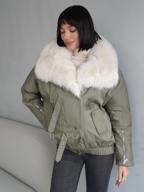 Укороченная парка в цвете хаки с белым меховым воротником