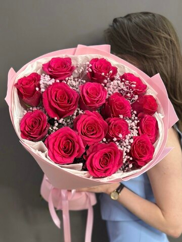 Букет из 15 малиновых роз "Хот Экслорер" с розовыми гипсофилами