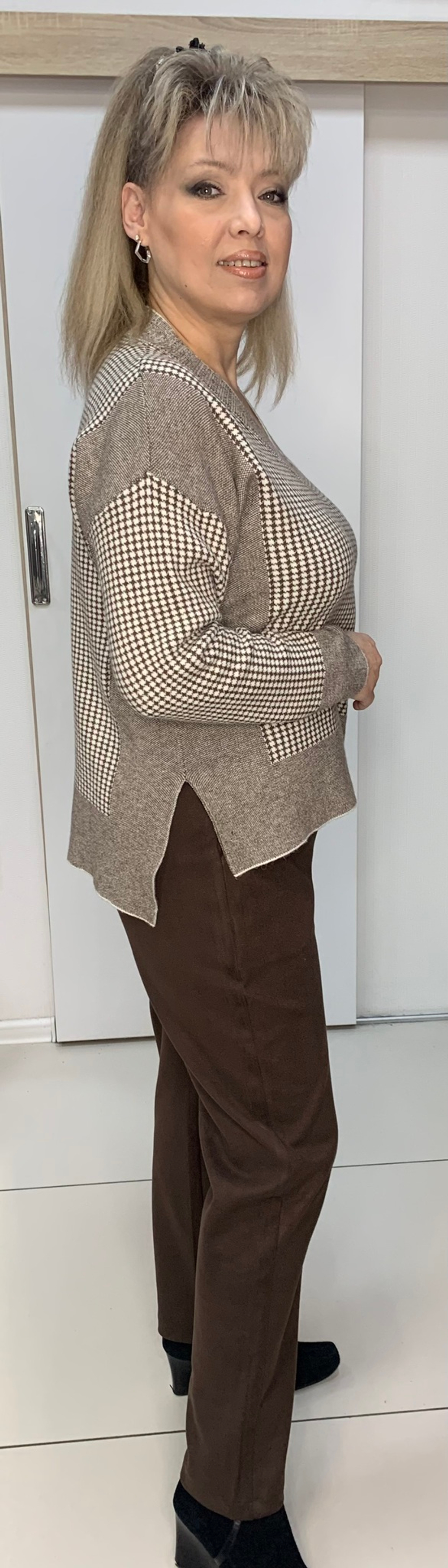 Теплый бежево-коричневый джемпер с разрезами