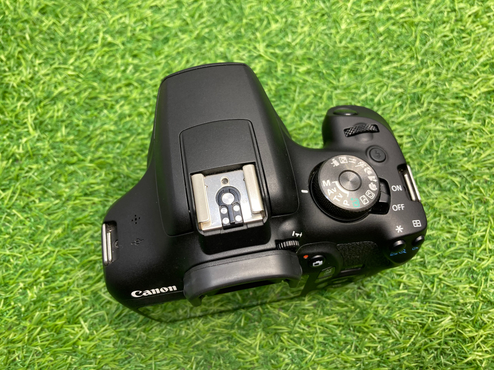 Canon 2000D Kit 18-55mm 3.5-5.6 III 10.400 кадров
