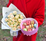 Букет кустовых пионовидных роз «Ваниль » и пирожные макарон ручной работы от «Делаем сладко»