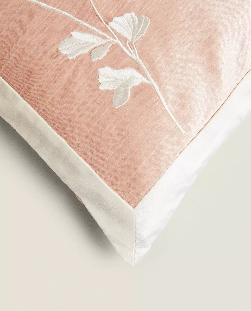 ZARA HOME ХЛОПКОВЫЙ ЧЕХОЛ НА ПОДУШКУ С ЦВЕТОЧНОЙ ВЫШИВКОЙ, РОЗОВЫЙ