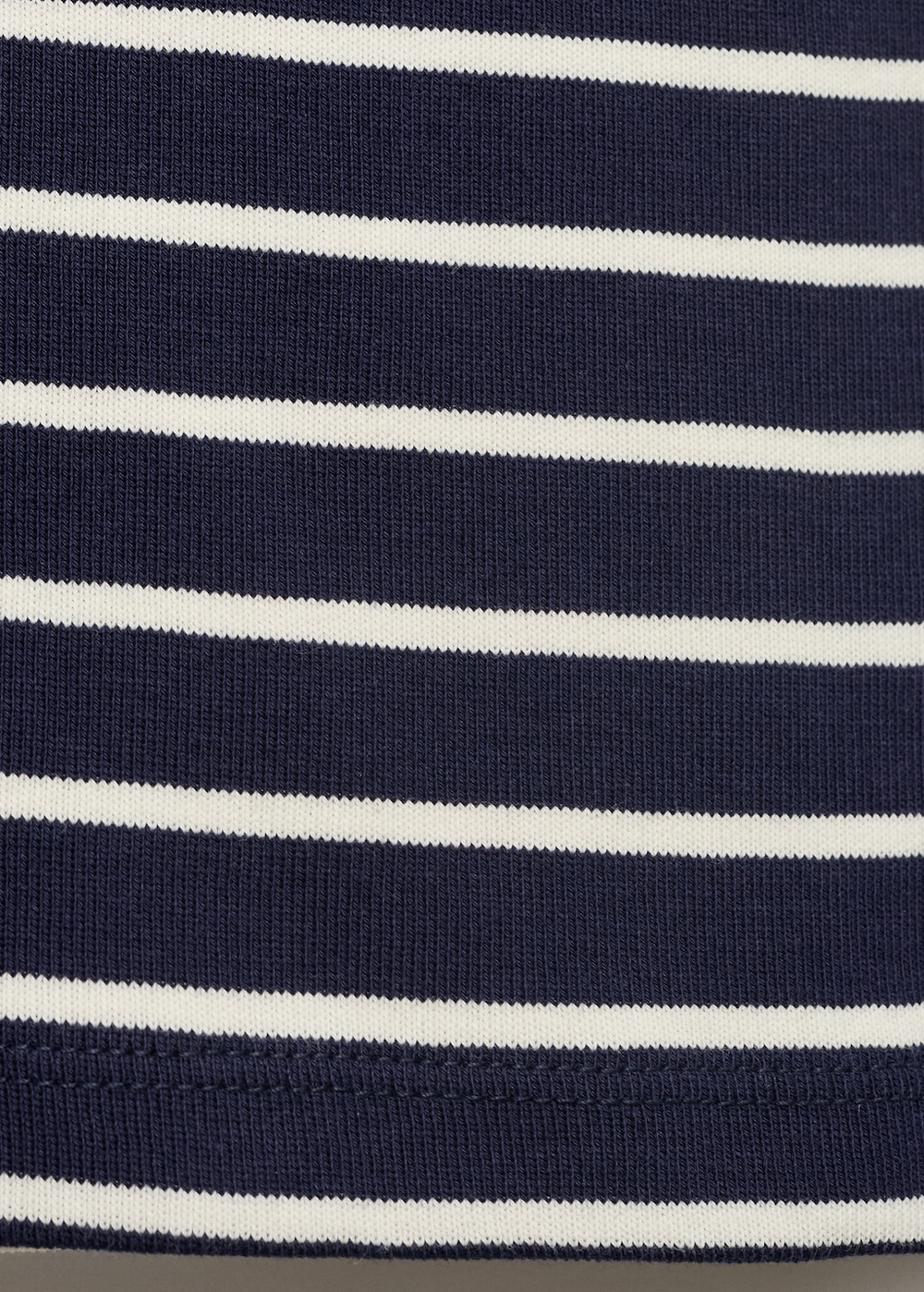 Хлопковая футболка в полоску с декольте