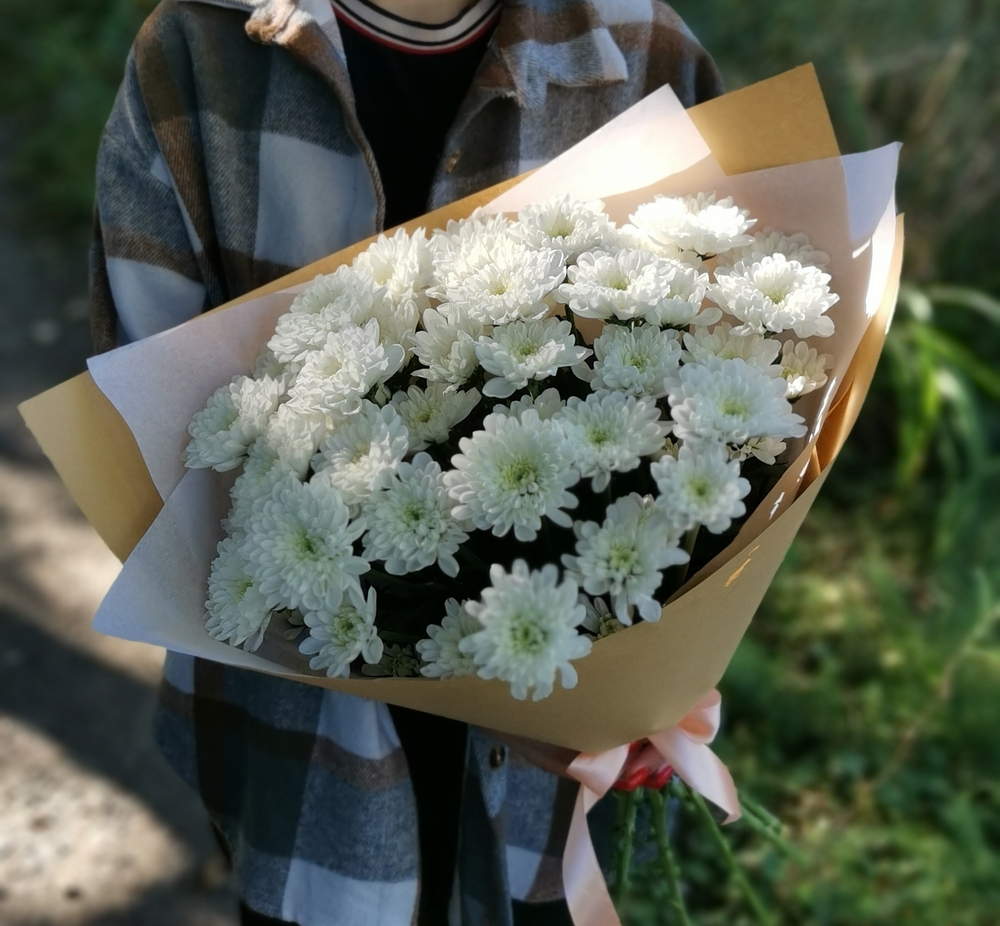 Моно букет из белых хризантем