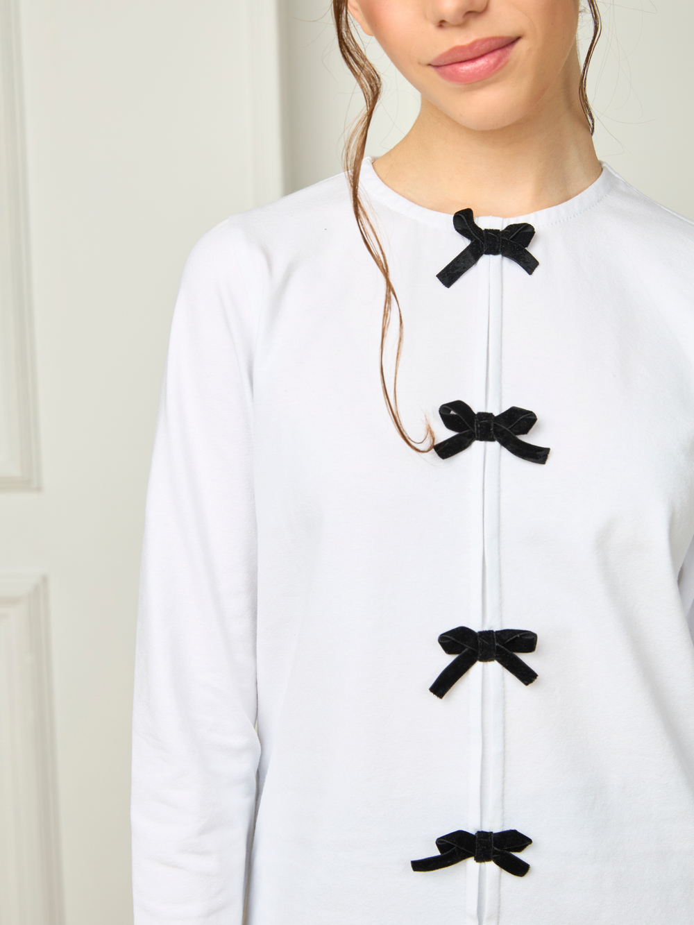 Блузка школьная для девочки с бантиками молочная