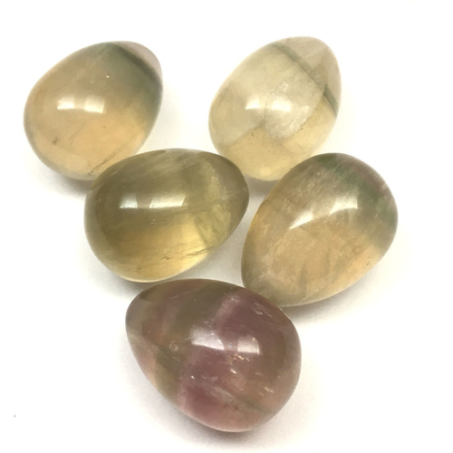 Флюорит, минерал в форме яйца