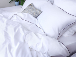 Постельное белье 2 спальное евро Mollen белое с ежевично-черным кантом