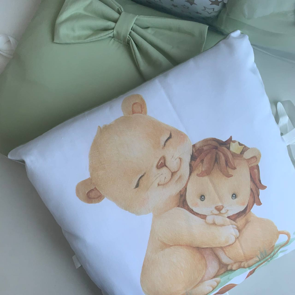 Комплект в кроватку 18 предметов "Семейные львы", зеленый сатин