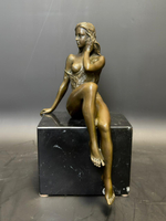 Бронзовая скульптура «Обнаженная на камне»