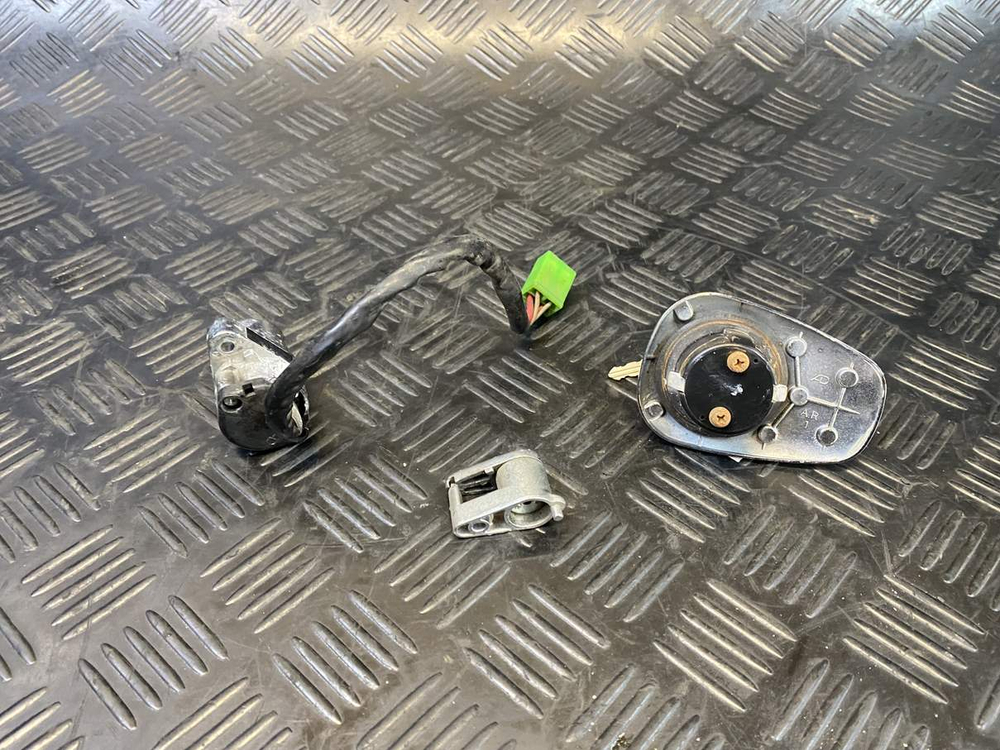 Замок зажигания Suzuki Intruder VS750 VR51A (комплект замков)