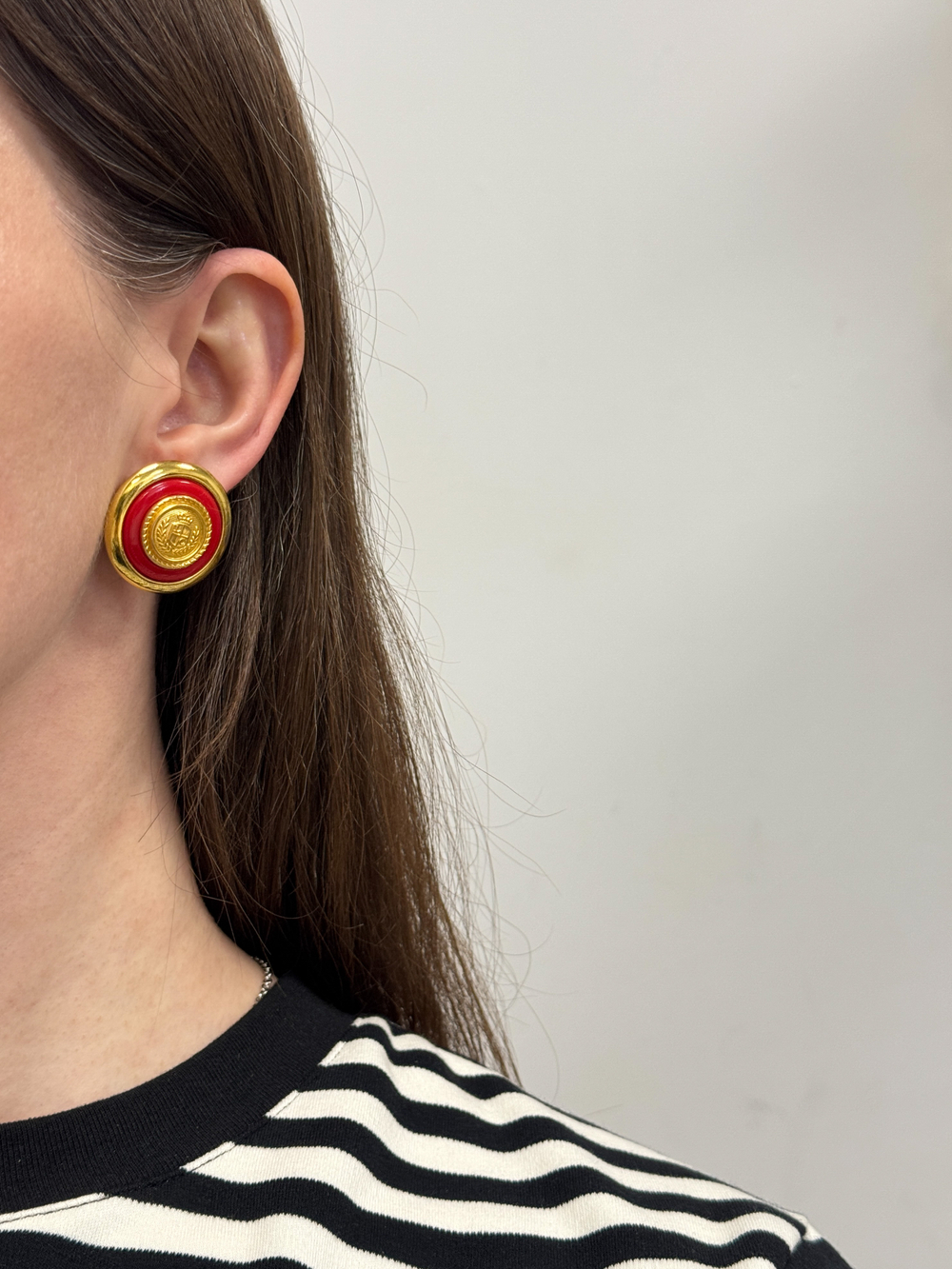 Серьги с красными вставками Liz Claiborne