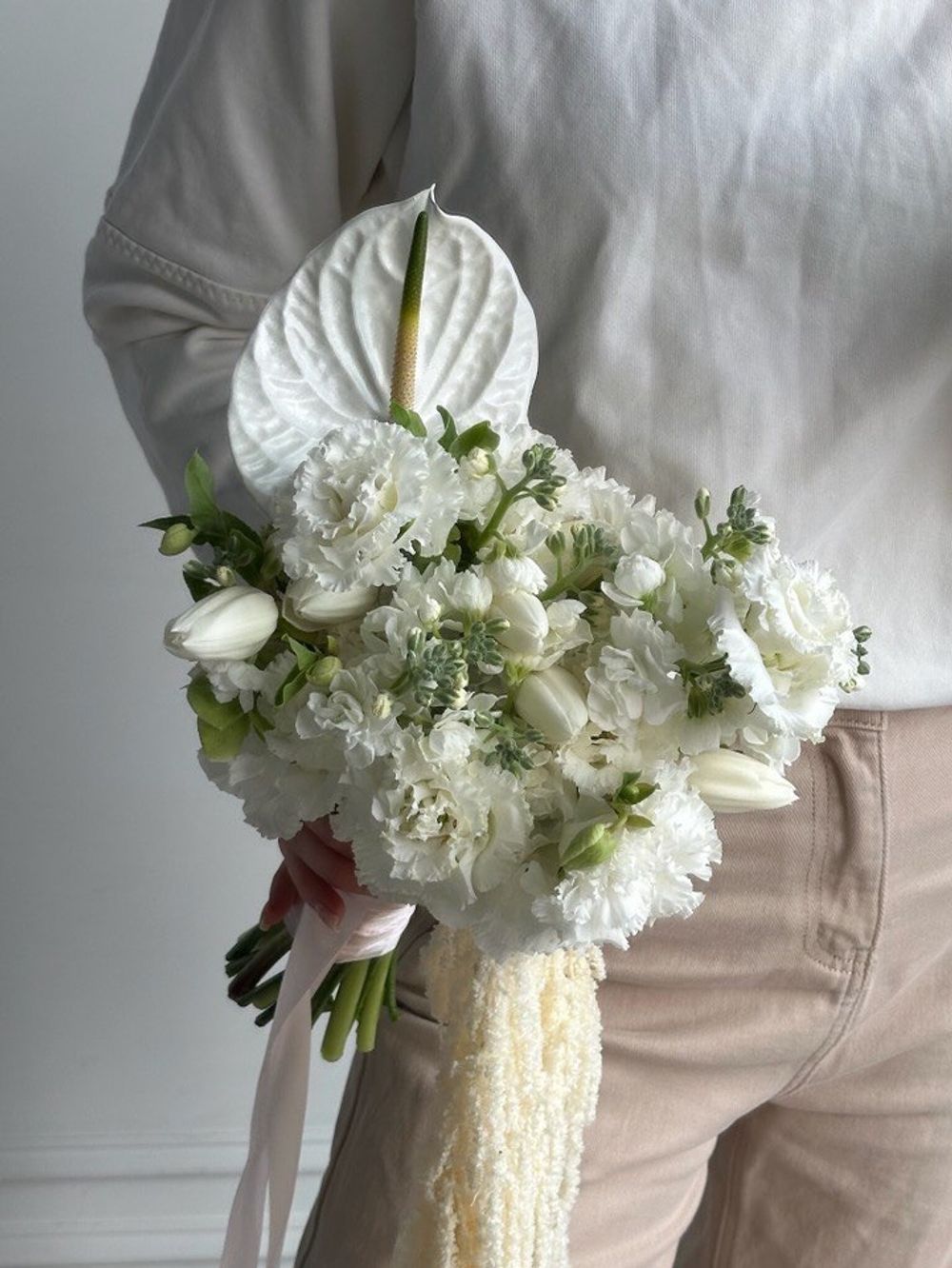 Свадебный букет из белых диантусов, маттиолы, тюльпанов и антуриума