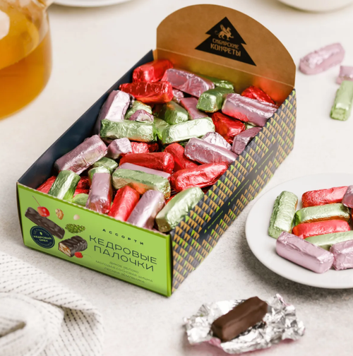 Кедровые палочки ассорти / яблоко, шишка, земляника / шоу-бокс / 540 г / ТМ Сибирские конфеты