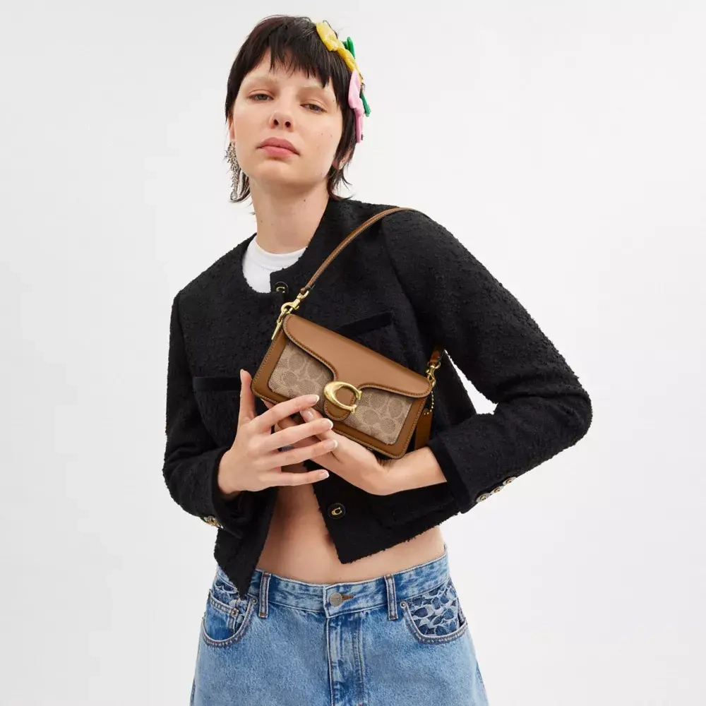 COACH СУМКА ЧЕРЕЗ ПЛЕЧО TABBY 20 ИЗ ФИРМЕННОГО ХОЛСТА, КОРИЧНЕВЫЙ