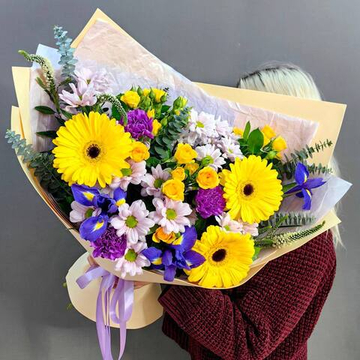 Авторский букет с герберами и ирисами