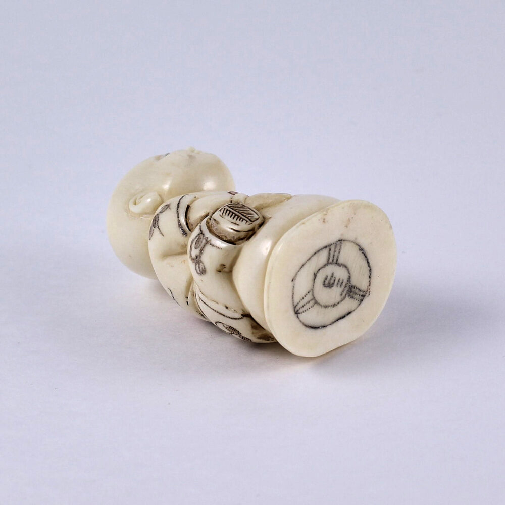 Нэцкэ Ребенок Карако на кастрюле