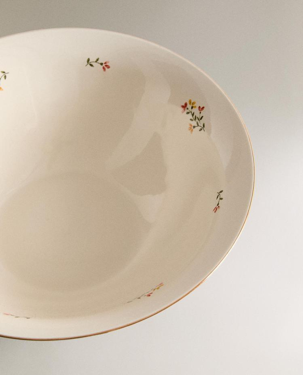 ZARA HOME САЛАТНИЦА ИЗ ФАРФОРА С ЦВЕТОЧНЫМ УЗОРОМ, КРЕМОВЫЙ