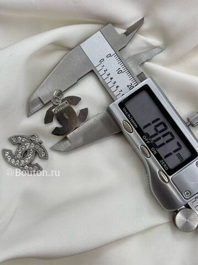 Подвеска Шан. Серебро Лого 22х16 мм стразы