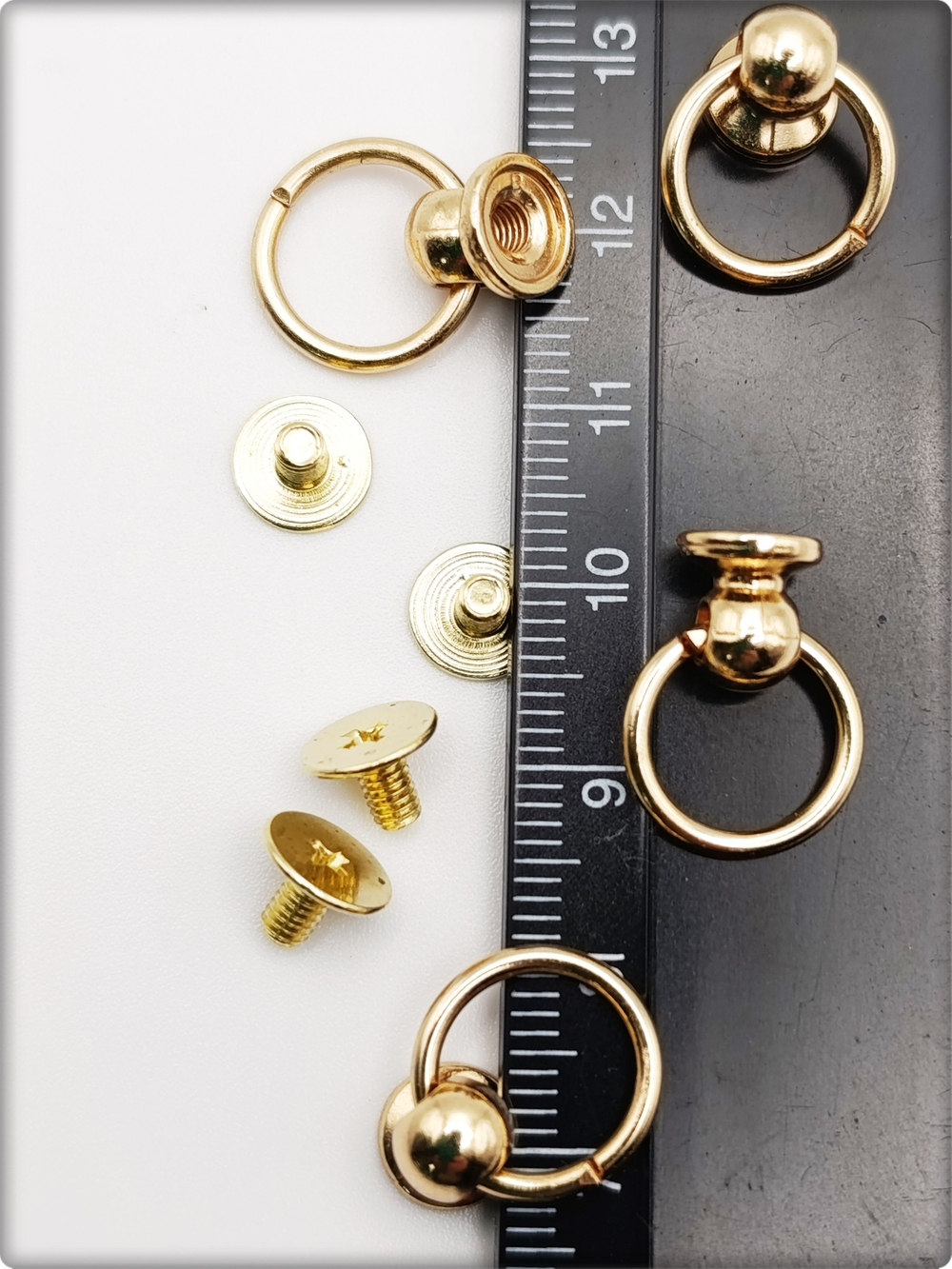 Заклепки круглые золотистые 8мм на винте для декора одежды.