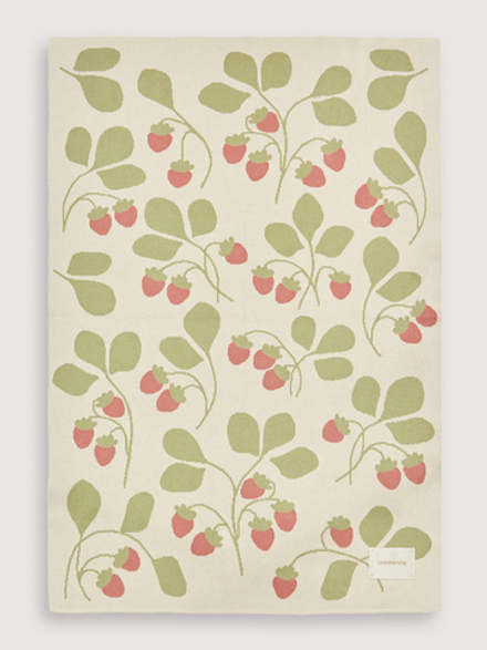 Плед детский Loomknits с земляничками Топленое молоко