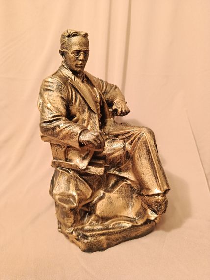 Üzeyir Hacıbəyli heykəli (qızılı)