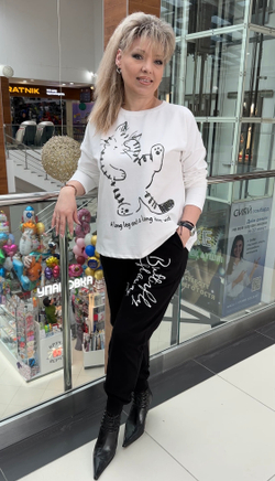 Тонкий свитшот-толстовка белого цвета