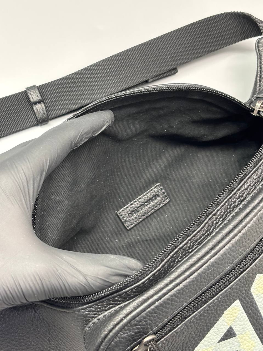 Сумка- слинг Balenciaga