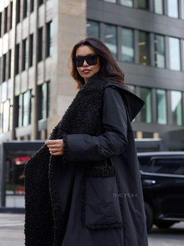 Утепленное черное пальто с эко-мехом