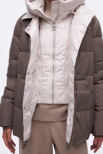 Пуховик цвета хаки с контрастными деталями