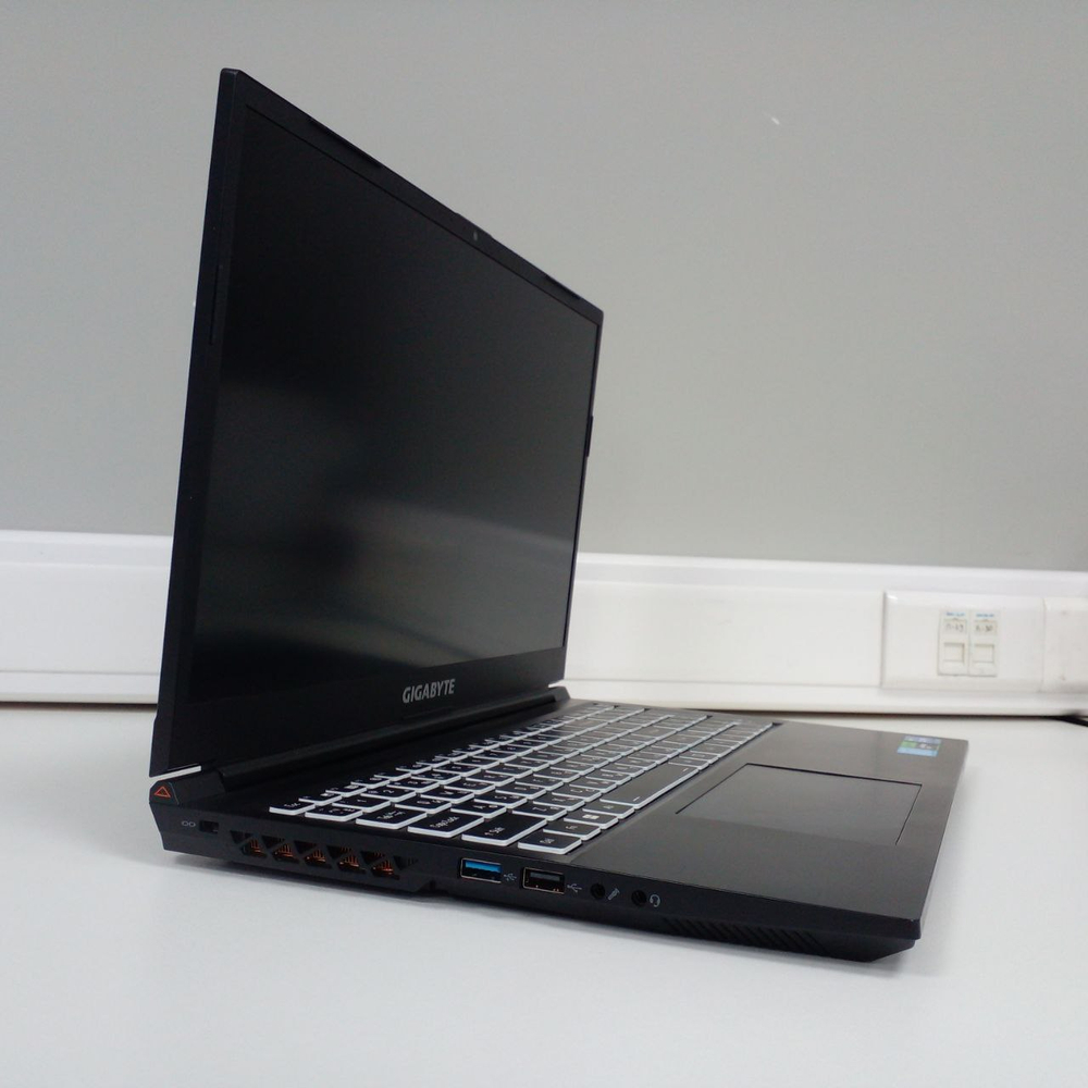 Ноутбук GIGABYTE G5 15.6" 1920x1080 FHD 144Hz IPS (Intel Core i5-12400, 16GB DDR4 RAM, 500GB SSD, NVIDIA GeForce RTX 4060, Windows 10 Pro). Товар уцененный