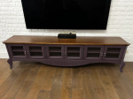 Деревянная тумба под телевизор со стеклянными дверцами