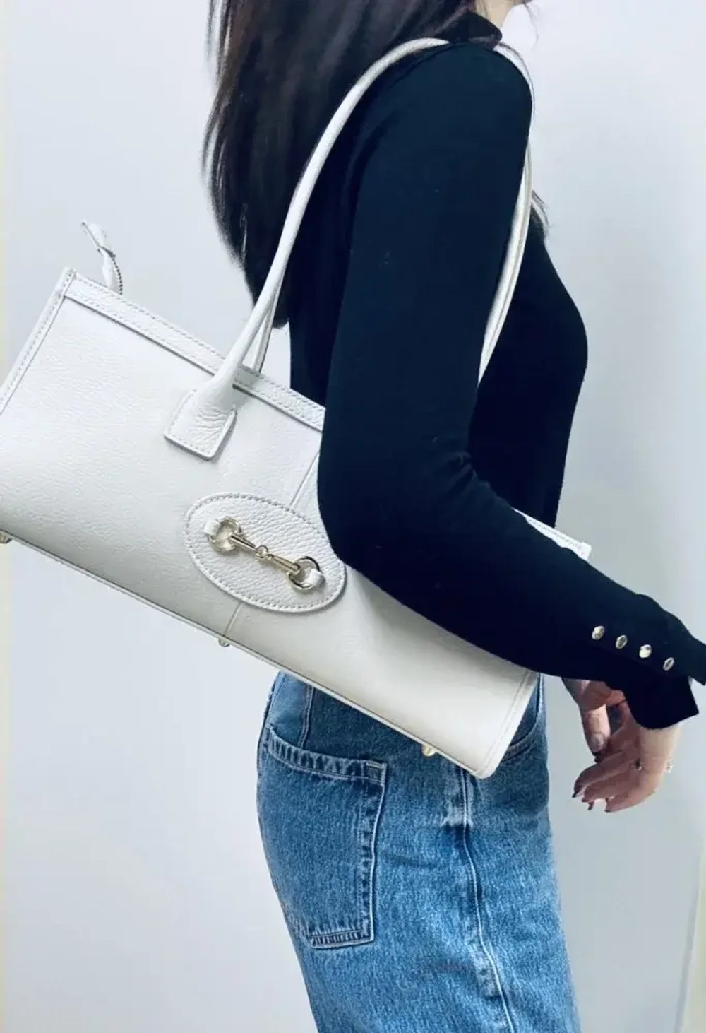 Женская сумка-багет из натуральной кожи белого цвета